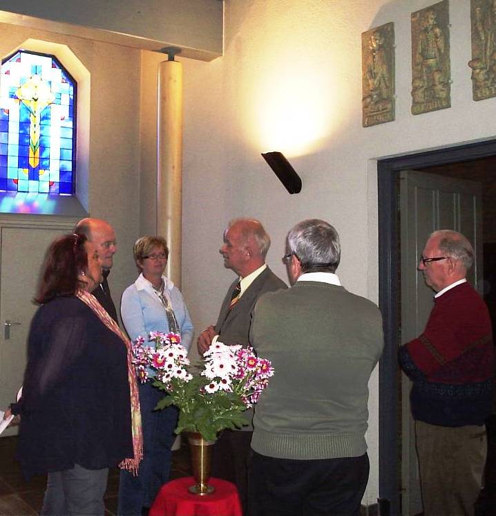 De verantwoordelijke van het huis, Br. Harry van de Riet temidden van een groepje dat net binnen komt.